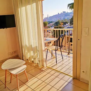 Au Bord De Balcon, Calme, Dernier étage Avec Ascenseur Et Climatisation Menton